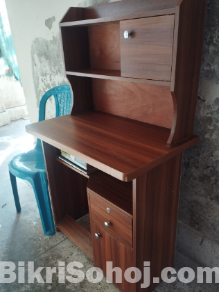 পড়ার টেবিল ও একটি চেয়ার